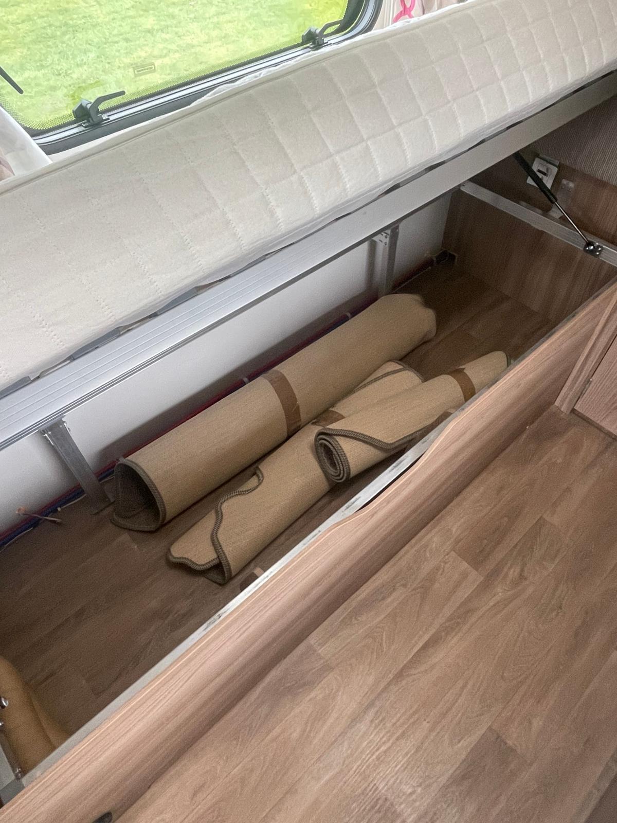 SWIFT CHALLENGER HI STYLE 564 2015 FIXED SINGLE BEDS CARAVAN MOTOR