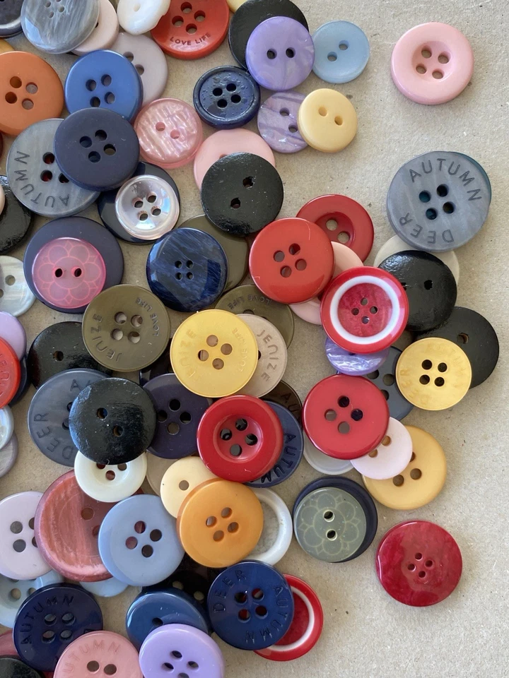 100 Pieces Assorted Sewing Buttons for Sewing/Crafts/Jewelry - Image 3 of 4