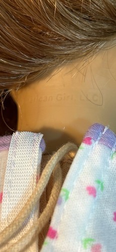 American Girl Puppe mit blonden Haaren, Sommersprossen und blauen Augen, AG Kleidung - Bild 7 von 7