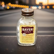 Botella Completa de Vidrio de Aspirina Bayer Años 50 Pequeña 2.5” Tapa de Metal en Relieve Nueva de Lote Antiguo