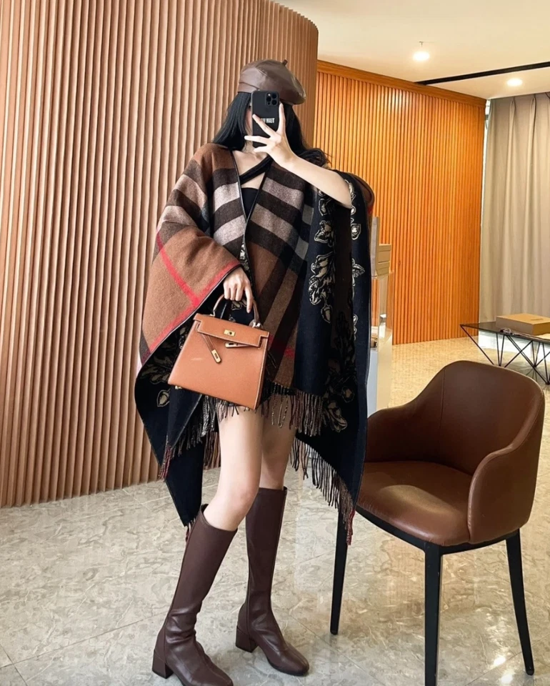 Poncho con capa de cachemir reversible Burberry Foto 2 de 4