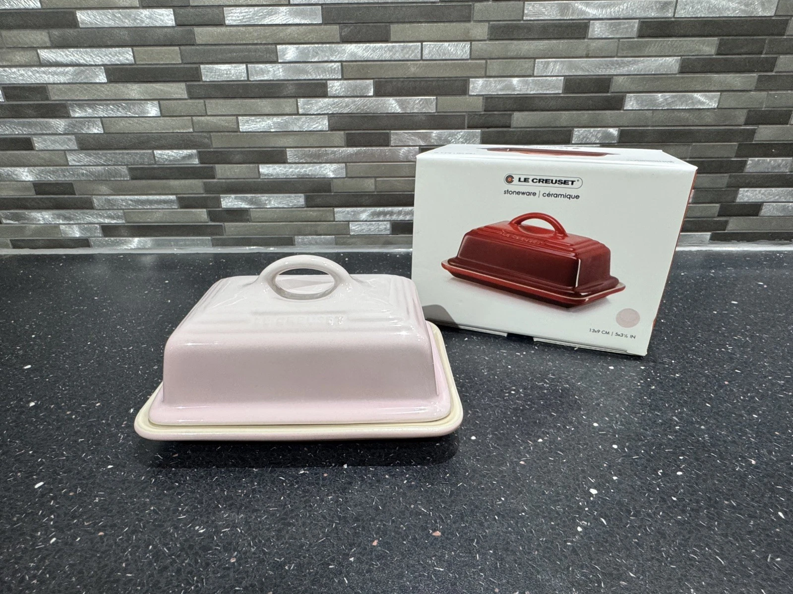 Le Creuset New Stoneware Ceramic Shell Pink Butter Dish With Lid RRP £45