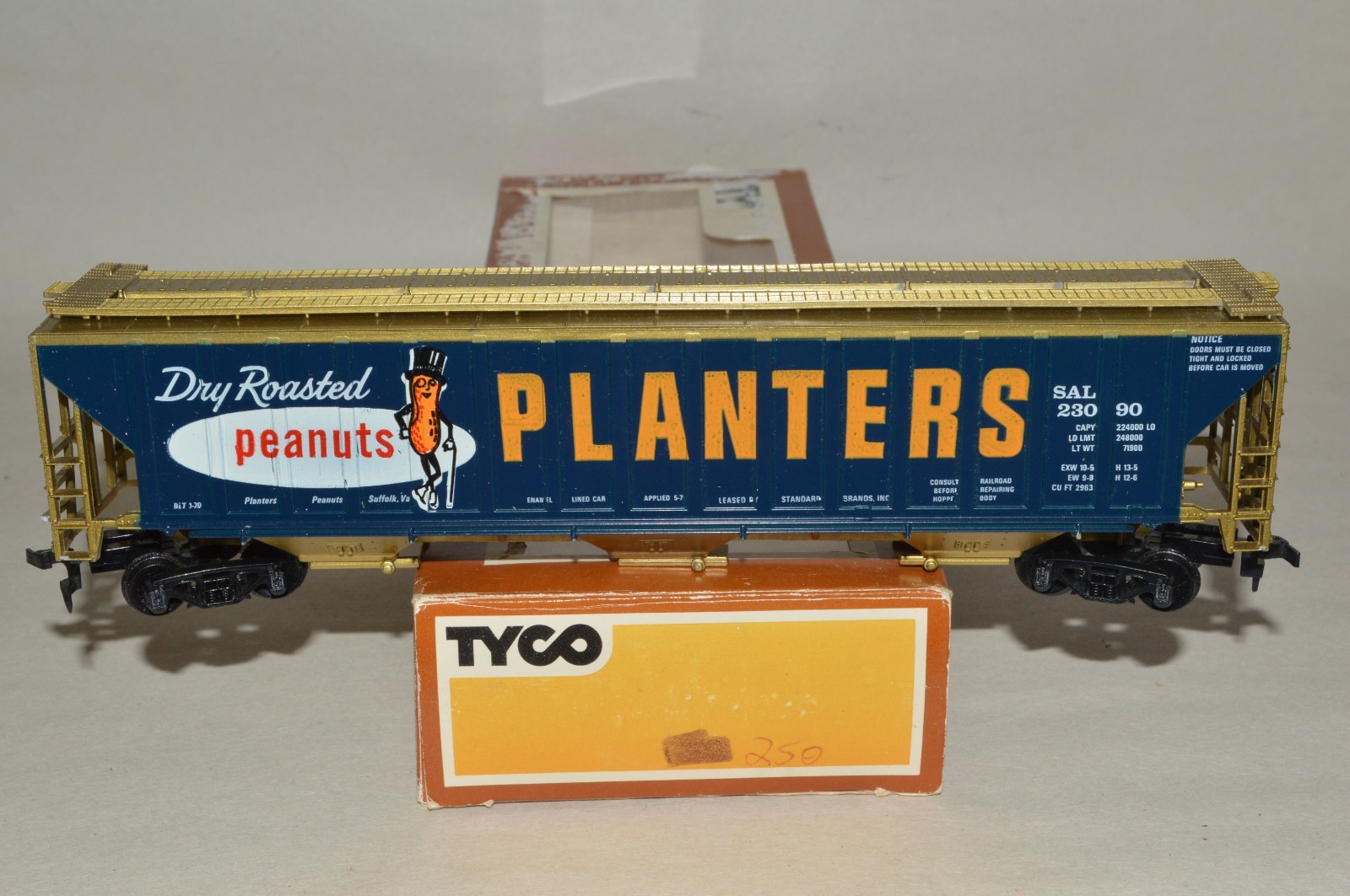 HO Tyco Planters Peanuts 54' billboard advertising covered hopper car train