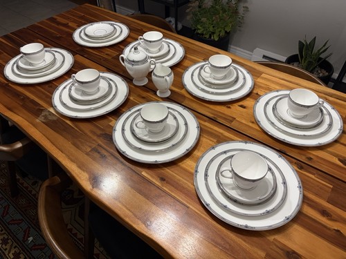 Wedgwood Amherst 42-Pc Set 8 Place Settings Bone China England Discontinued