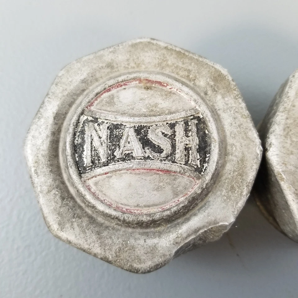 LOTE DE 2 TAPAS DE TUERCAS DE CUBO DE EJE DE RUEDA DE AUTOMÓVIL NASH DE COLECCIÓN DE LA DÉCADA DE 1920 CUBIERTAS DE GRASA CONTRA POLVO Foto 3 de 4