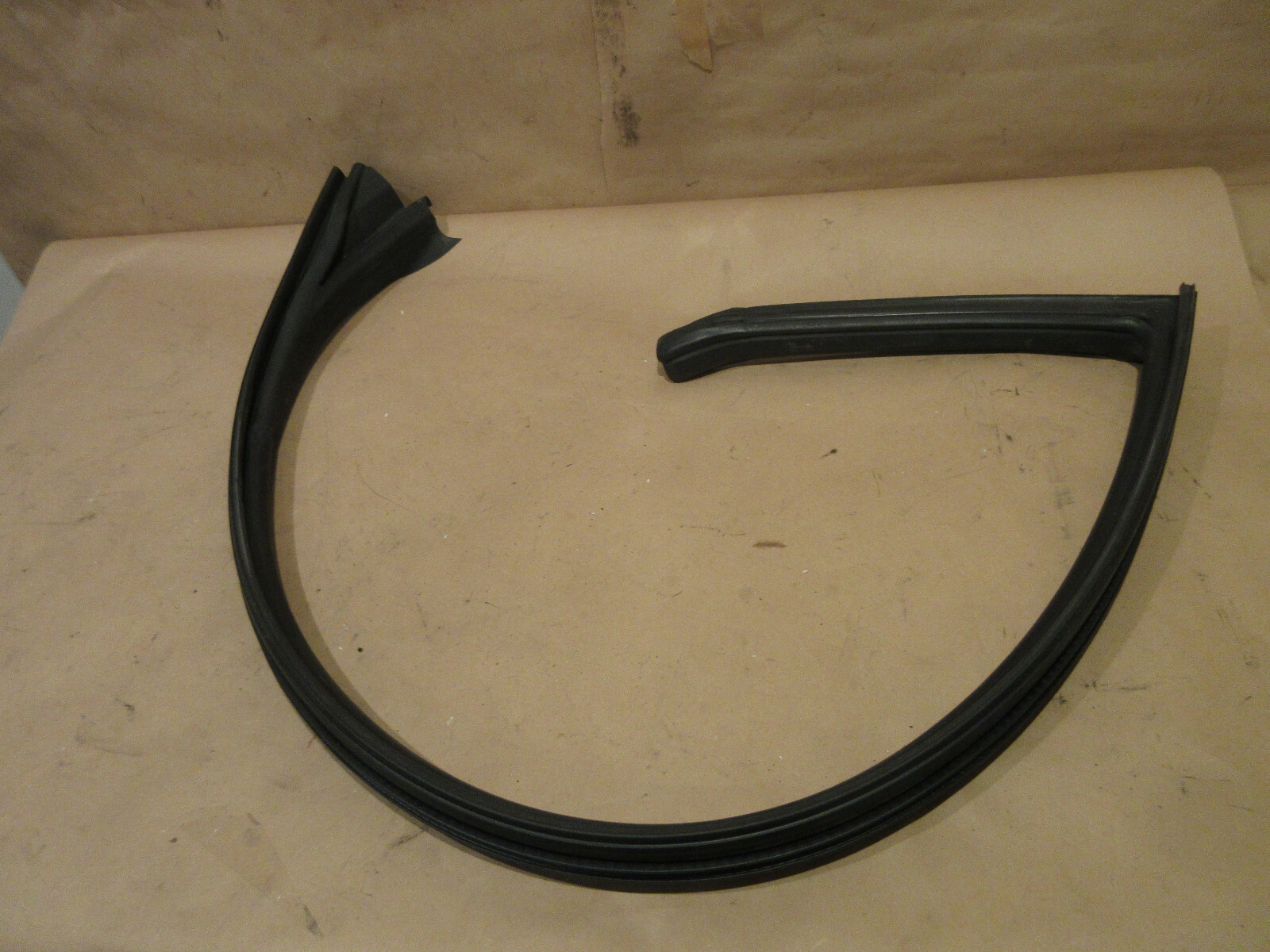Maserati GranTurismo RH Door Upper Gasket P/N 80089100