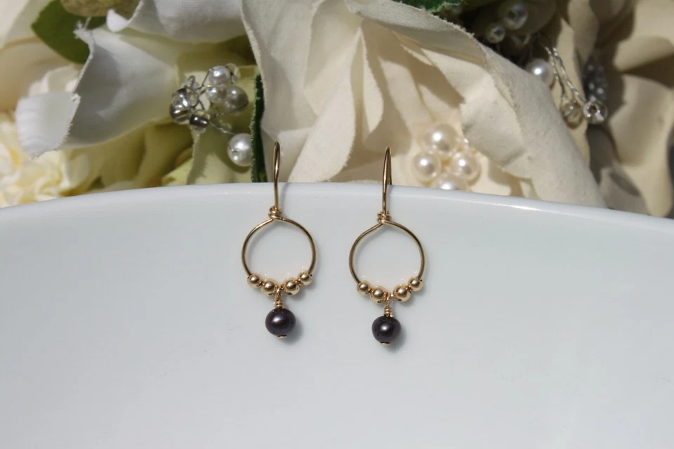 Pendientes genuinos de perlas negras de color exótico y rellenos de oro de 14kt hechos a mano-únicos Foto 4 de 4