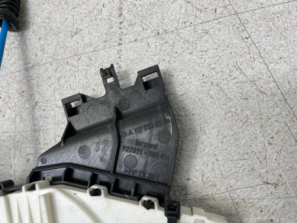 Actuador de cierre de puerta trasera derecha Mercedes CLA45 AMG W117 2014-2018 1352 FABRICANTE DE EQUIPOS ORIGINALES Foto 4 de 4