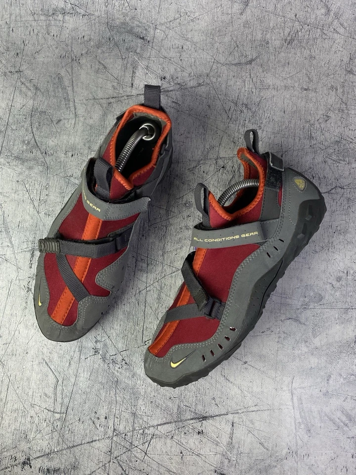 Chaussures vintage Nike ACG Toketee 305316 années 2000 rouge gris US 10 UK 9 ... - Photo 2/4