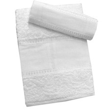 Ensemble de serviettes blanches avec invité à broder point de croix | avec to...