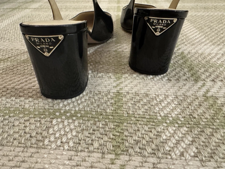 Zapatos de salón Prada de charol negro talla 39,5 usados una vez Foto 2 de 4