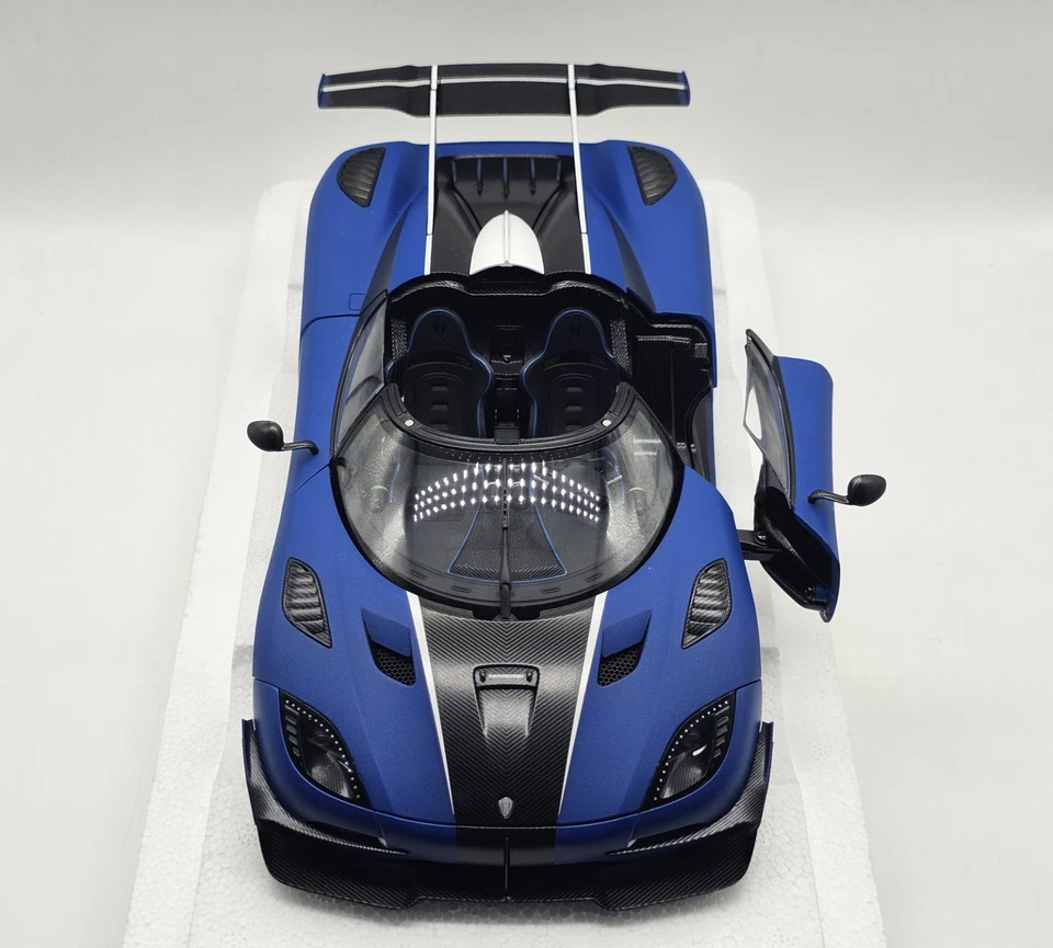 Koenigsegg One: 1 Imperial Blue Opaco Carbon Black 1:18 AutoArt In Box - Immagine 3 di 4