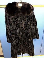 Pelliccia Con Collo Di Volpe E Zampe Di Castoro