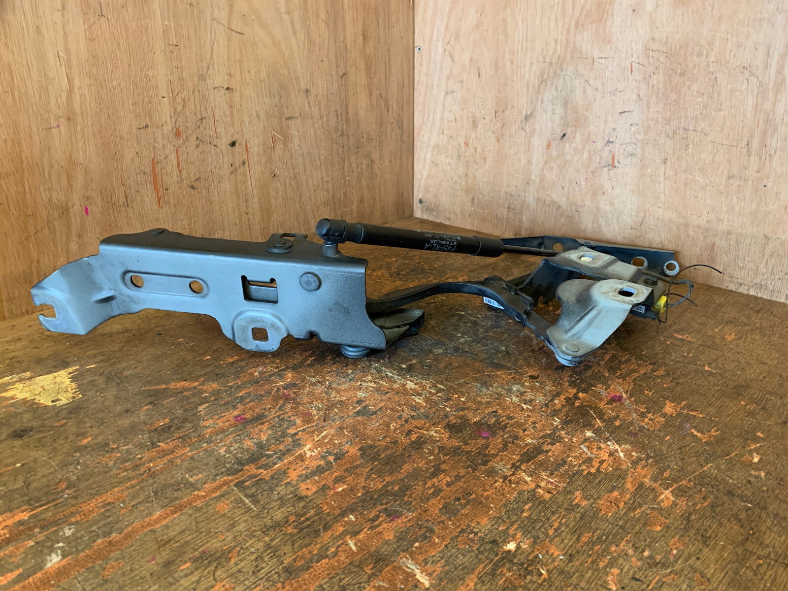 BMW 2 Series Bonnet Hinge & Gas Strut Drivers Right O/S F45 F46 7300522 7300538