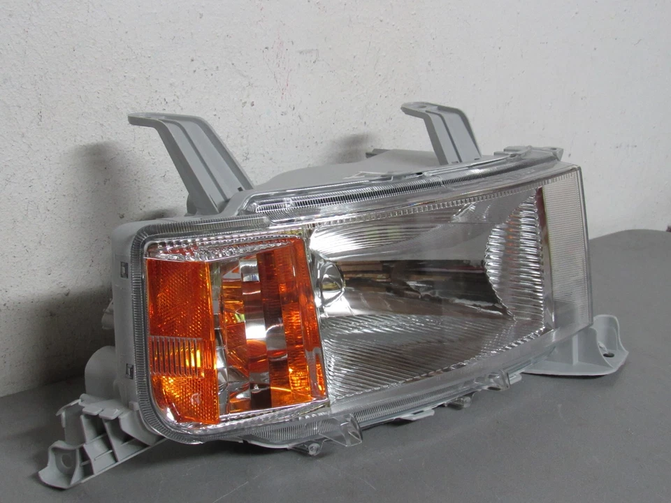 2004 2006 SCION XB RIGHT SIDE HEADLIGHT - Image 2 of 4