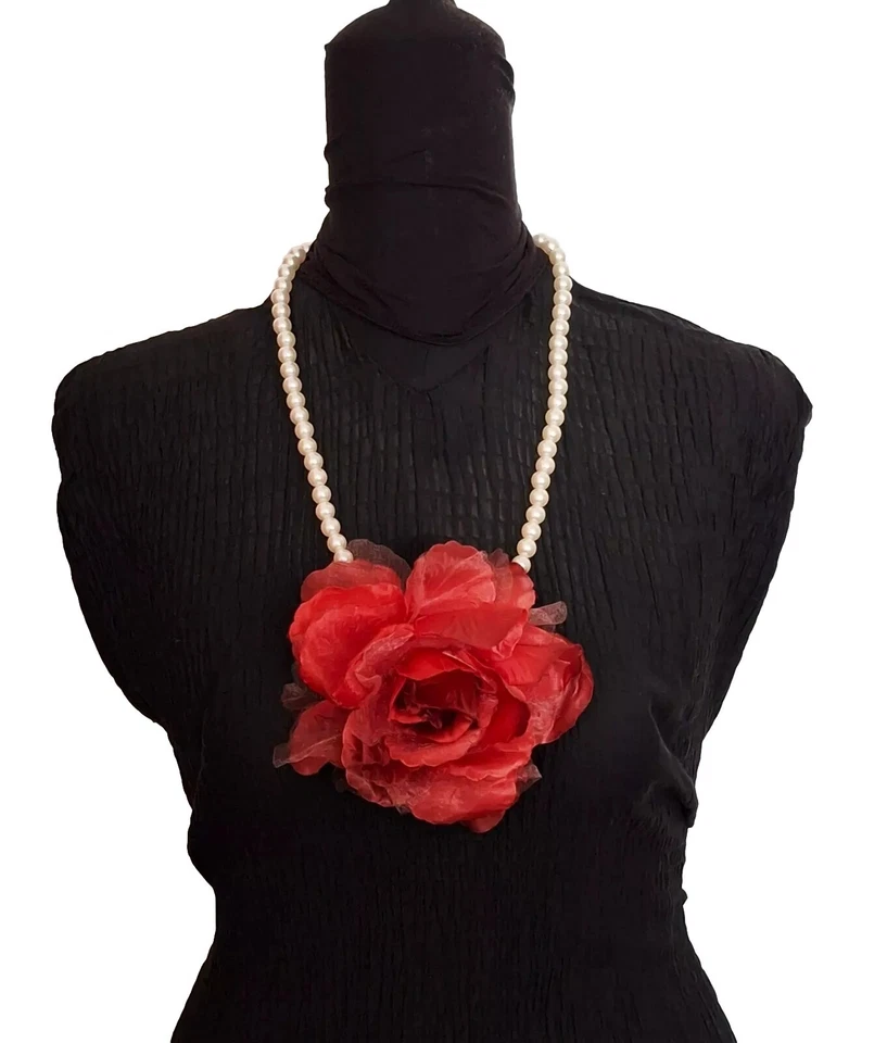 Collana artigianale Made in Italy con pendente a Rosa Rossa in tessuto e velo - Immagine 2 di 4