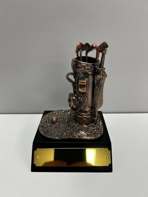 GG46 - 5,5'' Bronze Finish Metall Golfbag Trophäe Auszeichnung auf schwarzem Boden mit Platte