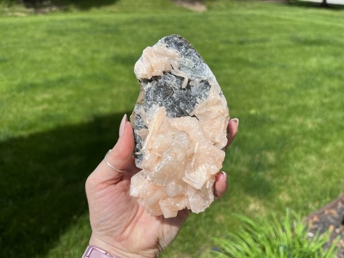 Pesca Stilbite su matrice di calcedonio nero, esemplare minerale zeolite misto - Foto 3 di 6