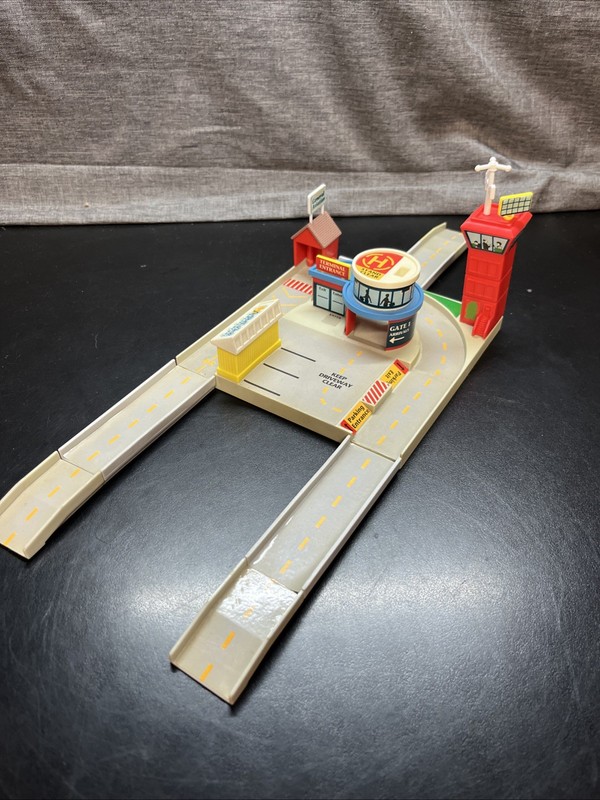 Micro Machines Hiways & Byways Airport Plaza Playset – Galoob Vintage 1991 C5