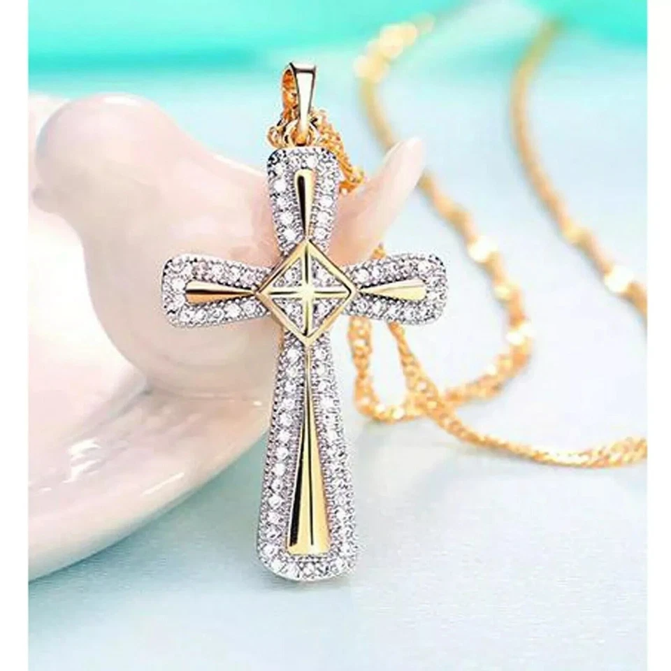 Cadena colgante de cruz de diamante simulado de corte redondo enchapada en oro amarillo de 14 k Foto 2 de 4