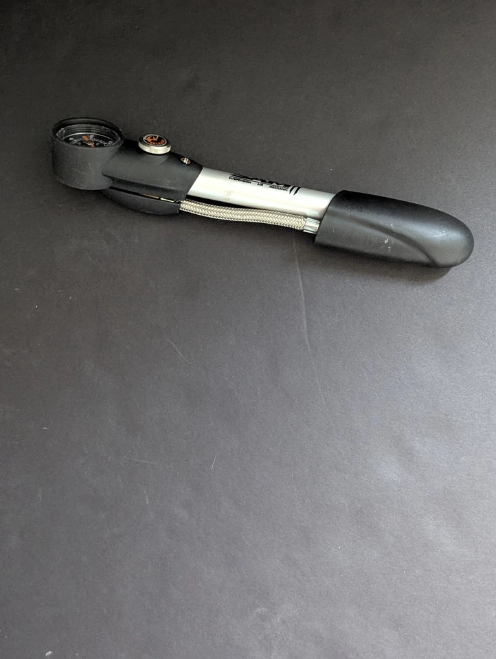 Bomba amortiguadora SKS Alemania SAM - Bomba de aire para válvulas AV con manómetro Foto 2 de 3