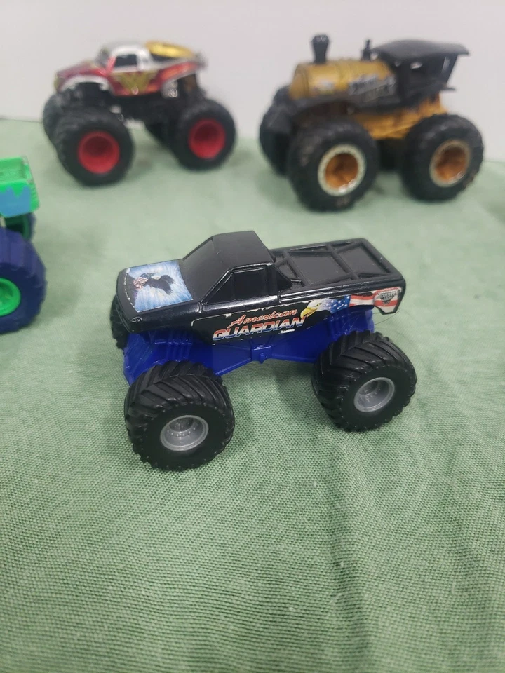 Lote de Juguetes Monster Truck 4x4 De Colección Loco Punk Gunkster Mujer Maravilla Depredador CL1 Foto 3 de 4