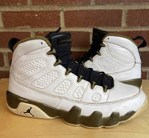 retro 9 statue