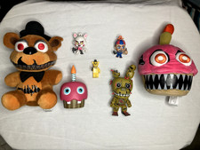 Lote Funko FNAF - Peluche, Pop, Perchas para Mochilas + BONO Golden Freddy LEGO