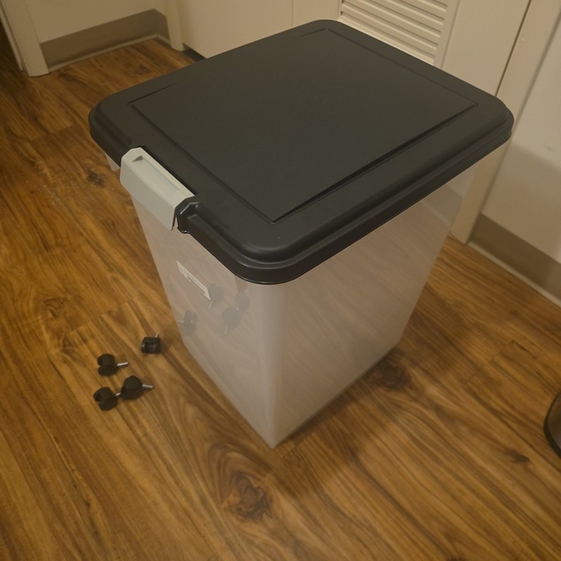 IRIS USA Airtight Cat Food Storage Container, Up to 54 lbs, Attachable Wheels