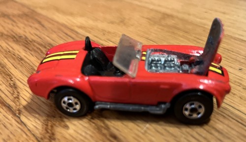 Hot Wheels Shelby Cobra 427 1982 Malaysia red w/ yellow stripes - Picture 4 of 8