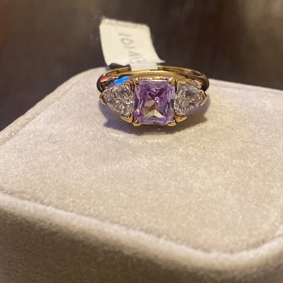 Anillo de amatista corte esmeralda con diamantes de acento de circonita cúbica Foto 2 de 4