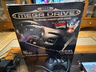 Consola Sega Megadrive PAL- Model 1601-18. Caja, instrucciones, 2 mandos. [LEER] - Imagen 1 de 4