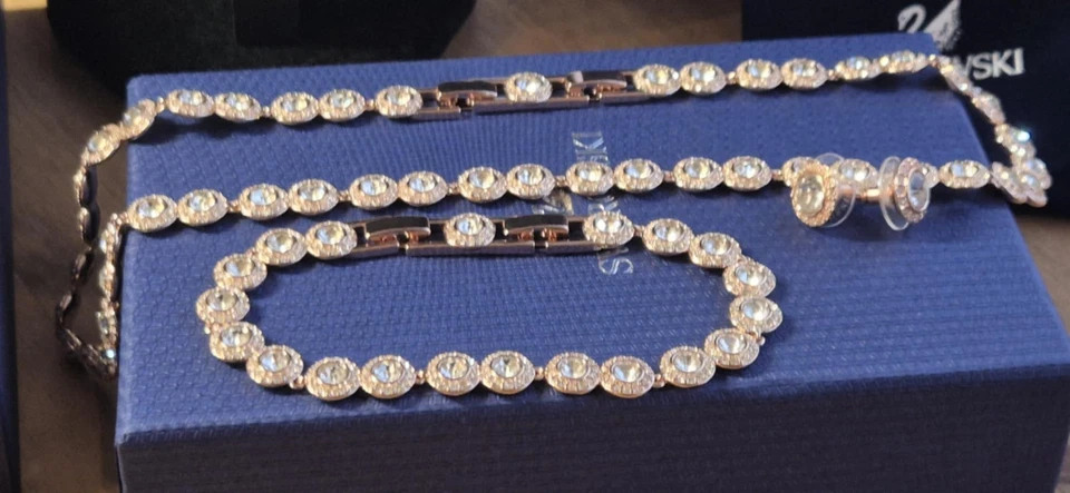 Conjunto Swarovski Angelic Rose Gold (3 peças) – Cristais brancos, caixa de presente e bolsa - Imagem 3 de 4