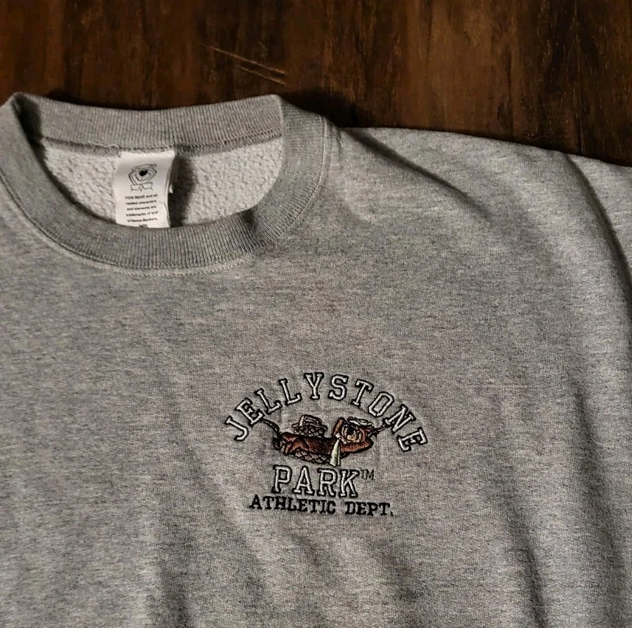 Sudadera De Colección Yogi Bear's Jellystone Park Para Hombres Años 90 Jellystone Departamento Atlético Foto 2 de 4