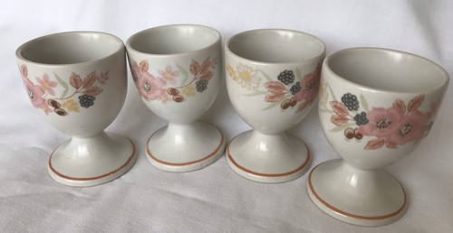Eierbecher x 4, creme Porzellan mit Blumendekor, Fuß, 60er Jahre Vintage