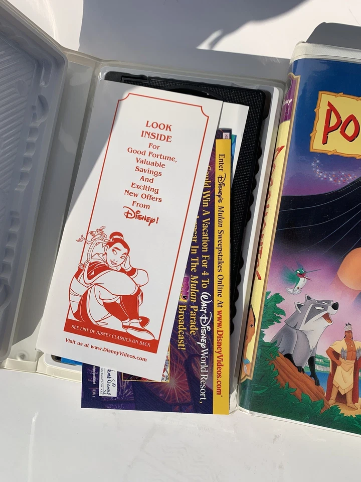 CLASSIC DISNEY VHS Lot of 3 Clamshells - Pocahontas, Mulan, Lion King-great cond - Imagem 4 de 4