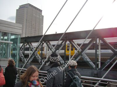 Foto 6x4 Zwei Züge fahren auf Charing Cross Bridge London Der Zug in [[1 c2010