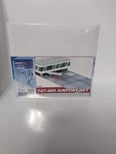 Hasegawa 1:400 -ANA Boeing 747-400 airport set  KIT  No 2208 NEW
