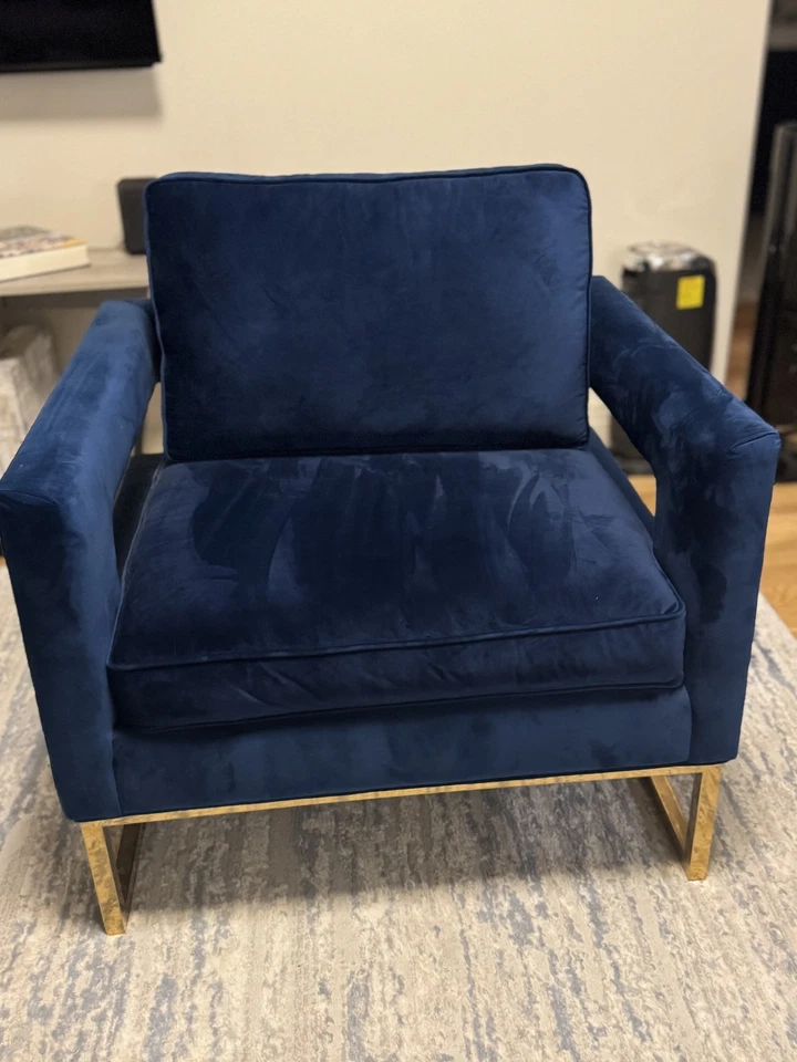 Silla de terciopelo azul Avery con marco dorado - Asiento de acento moderno Foto 4 de 4