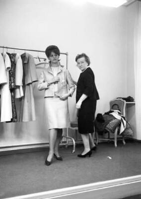 Claudia Cardinale trying on a dress at Nina Ricci's fashion house - Old Photo 1