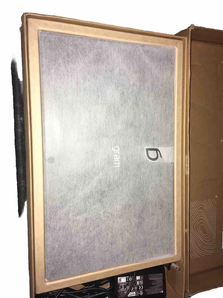 LG gram 15" (512GB SSD, Intel Core i5 12th Gen., 4.40 GHz, 16GB) Laptop - Gray - - Image 4 of 4