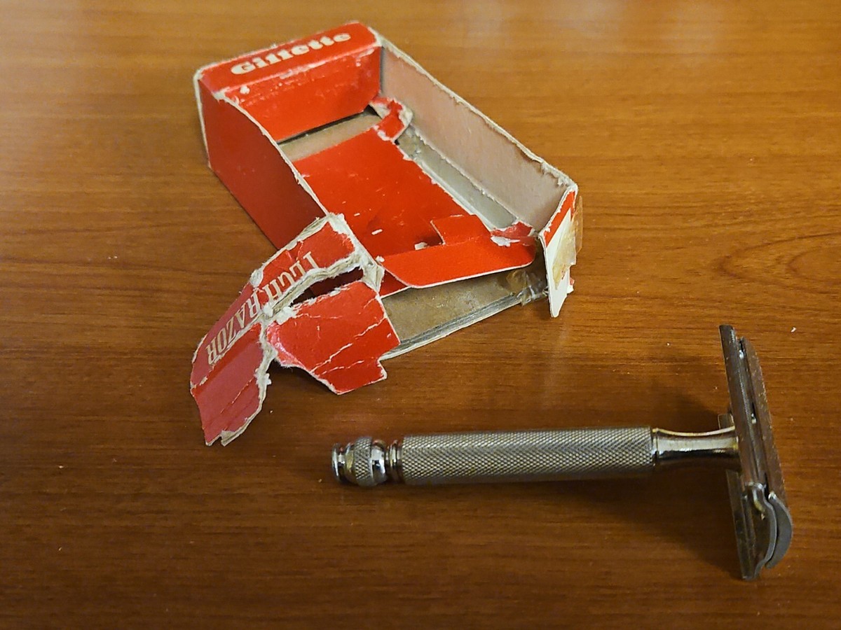 VINTAGE GILLETTE TECH RAZOR WITH THIN GILLETTE BLADES | eBay