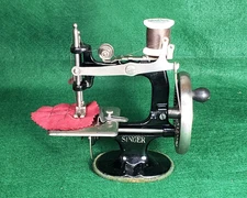 * 1922 SINGER 20 * TOY SEWING MACHINE * SERVICED * SEWS SMOOTHLY *