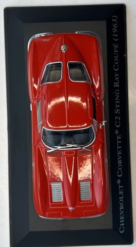 1:43 IXO 1963 Chevrolet Corvette C2 Sting Ray Coupe rot mit Vitrine & Buch - Bild 13 von 24