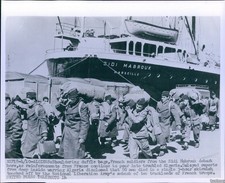 1956 French Soldiers Debark Algeria Carry Supplies Military Wirephoto 8X10
