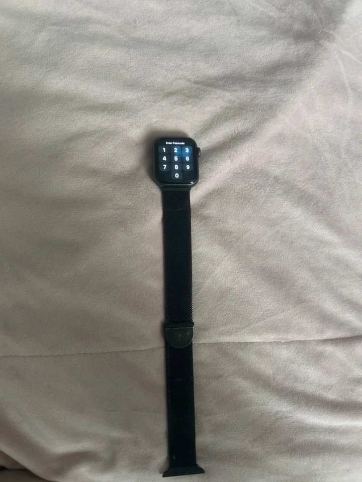 Apple Watch SE 40mm Space Grey Aluminum Case with Black Metal Band - GPS/CELL, photo 1 of 4