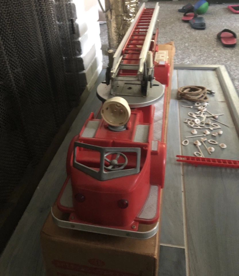 Camión de bomberos Ideal Fire Chief de los años 50 con escalera aérea Foto 4 de 4