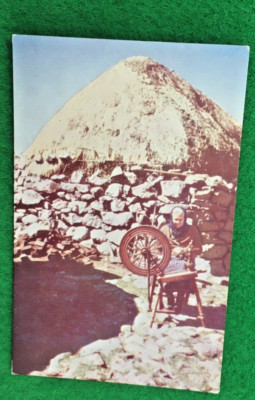 SCHOTTISCHE ALTE POSTKARTE CROFTER SOUTH UIST SPINNRAD WOLLE TWEED b