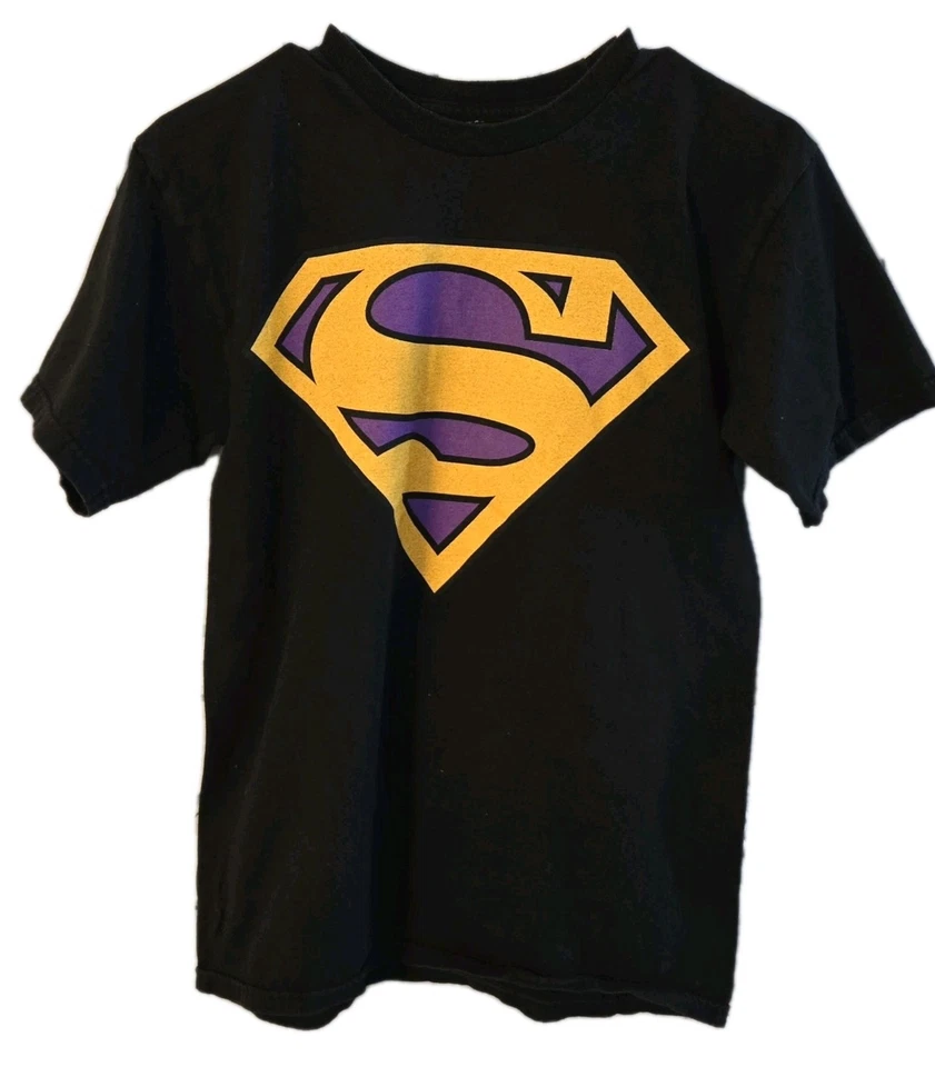 CAMISETA NEGRA DOBLE CARA SHAQUILLE O'NEAL SUPERMAN LOGO LAKERS PARA HOMBRE TALLA MEDIANA Foto 2 de 2