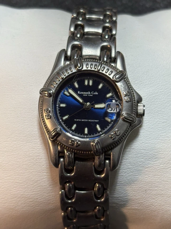 Reloj Mujer Kenneth Cole WR100M Tono Plateado Inoxidable, Fecha, Manecillas Luminosas, Funciona Foto 2 de 4